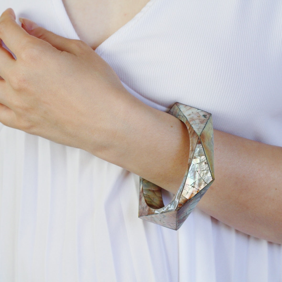 Bracciale rigido madreperla