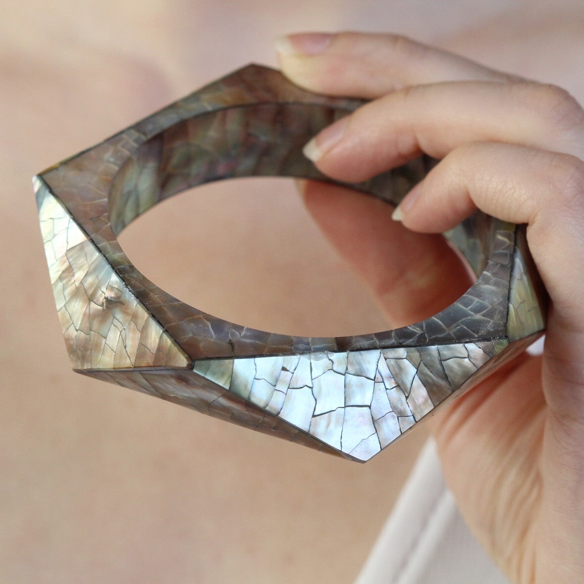 Bracciale rigido madreperla