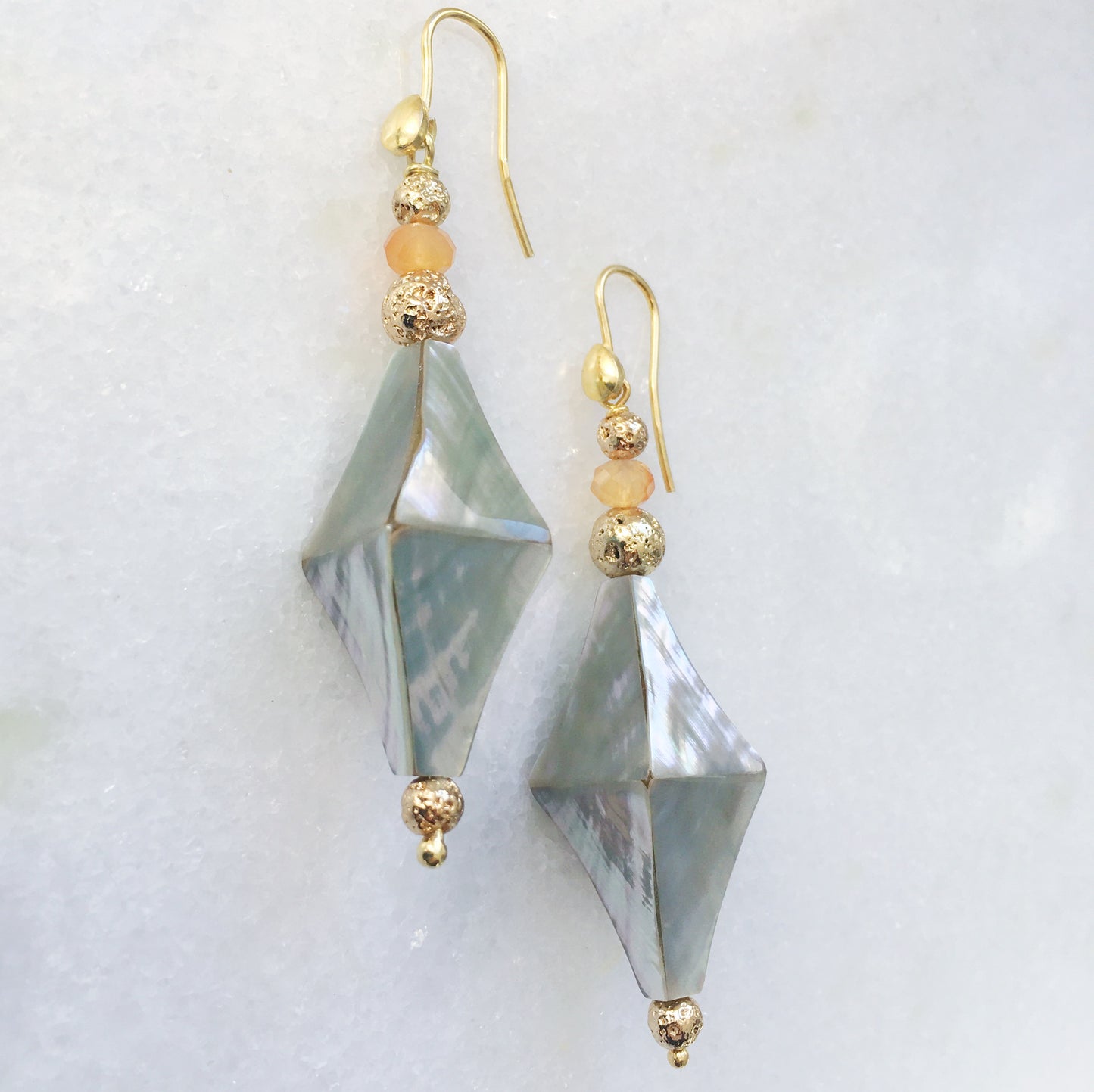 Orecchini madreperla grigi