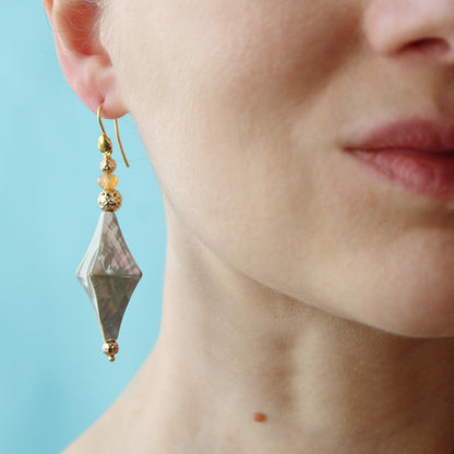 Orecchini madreperla grigi